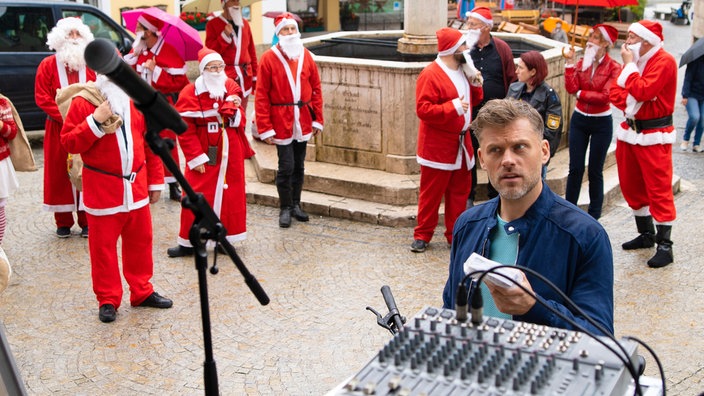 Die Berchtesgadener staunen nicht schlecht: Dutzende Weihnachtsmänner bevölkern mitten im Sommer ihr Stadtzentrum.