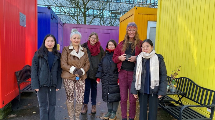 Containerprojekt Studentinnen und wohnungslose Frauen vor Containern