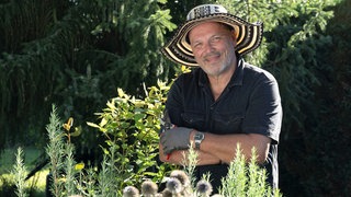 Axl Jansen in seinem Garten. 