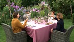 Brigitte Bergschneide Dinnerabend - die Gäste sitzen am Tisch. 