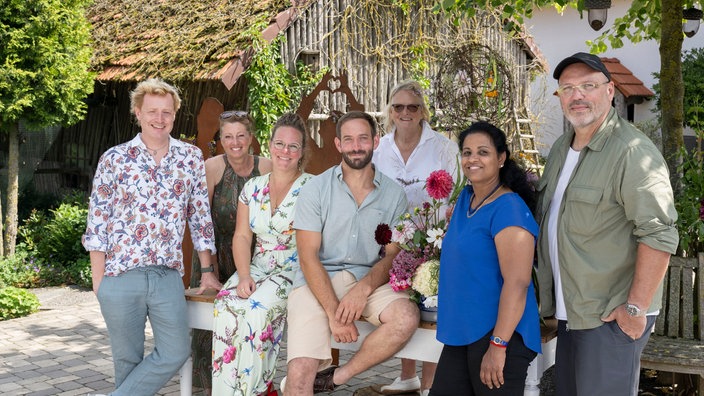 Die Teilnehmer:innen 2024:  v.l. Floristmeister Björn Kroner, Tanja Matthes, Kai Judith Wetzel, Uli Schauerte, Petra Wichert,Sugirtha Navarathinam und Axl Jansen