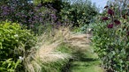 Nabila Pelz Garten mit Blumen. 