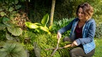 Saskia Plewe bei der Gartenarbeit. 