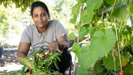 Sugirtha Navarathinam im Gemeinschaftsgarten.