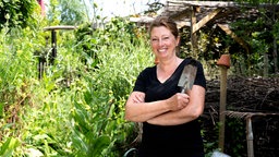 Tanja Matthes in ihrem Naturgarten. 