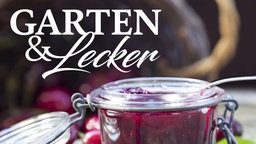 Schriftzug: "Garten und Lecker", ein Marmeladenglas und ein Korb mit Obst im Hintergrund.