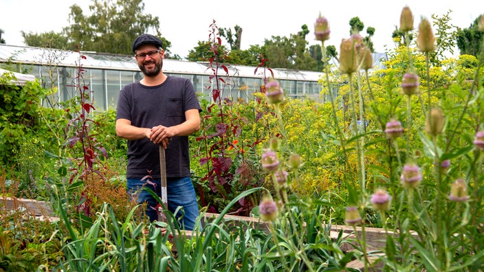 Thomas Deckert in senem Garten. 