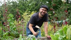 Thomas Deckert bei der Gartenarbeit.