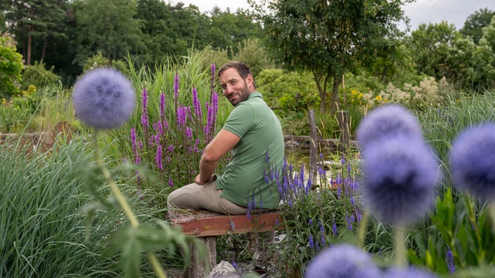 Uli Schauerte in seinem Garten. 