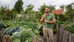 Uli Schauerte in seinem Gemüsegarten. 