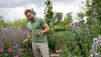 Uli Schauerte in seinem Garten.