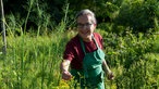 Walburga Schillinger in ihrem Garten. 