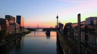 Hafen bei Sonnenaufgang