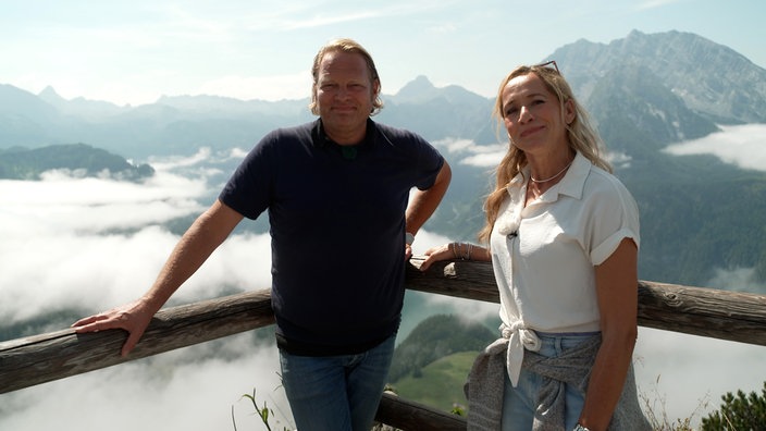 Tamina Kallert und Björn Freitag auf dem Jennergipfel mit majestätischem Alpenpanorama.