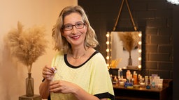 Yvonne Willicks mit einem Serum in der Hand.