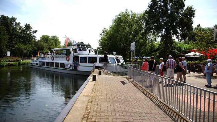 Fahrgastschiff beim Anlegen