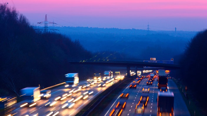 Die gut befahrene A3 im Abendlicht