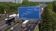 Die Autobahn A 1 mit einem blauen Schild