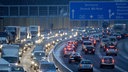 Zahlreiche Fahrzeuge auf der A 40, rechts oben ein Hinweisschild mit Städtenamen und A 40