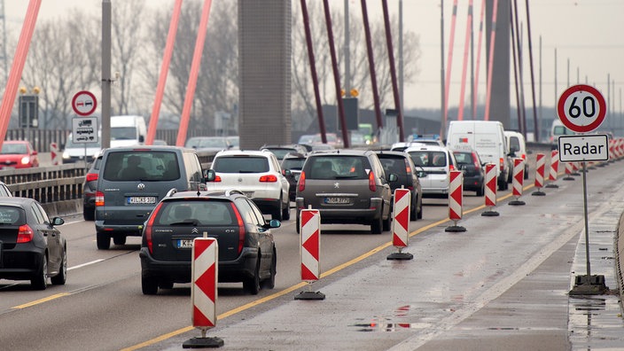 Autobahnstau auf einer Brücke