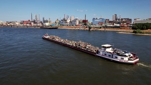 Ein Binnenschiff auf dem Rhein kurz vor Duisburg