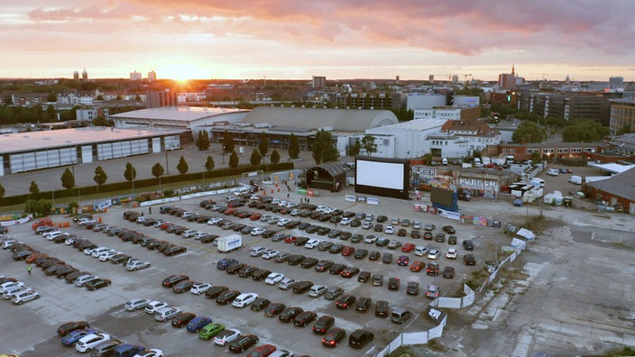 Luftaufnahme vom vollbesetzten Autokino in Essen.