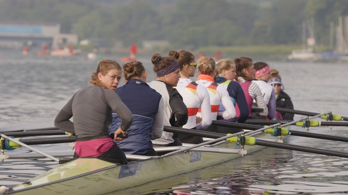 Ein Frauen-Team im Ruderboot auf dem Baldeneysee