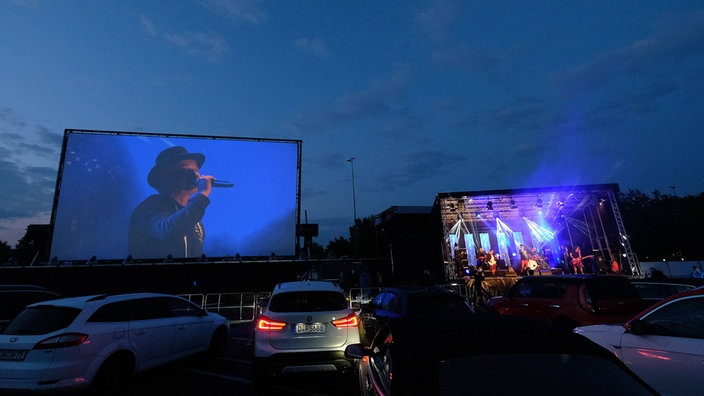 In einem Autokino wird abends ein Konzert veranstaltet