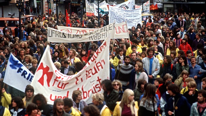 Große Demonstration, viele Transparente