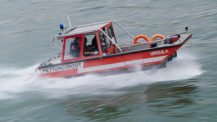 Das rote Rettungsboot Ursula in schneller Fahrt