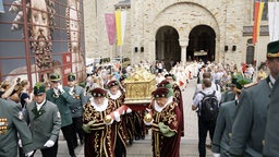 Blick auf den Liborischrein, der vor dem Domeingang in Paderborn getragen wird.