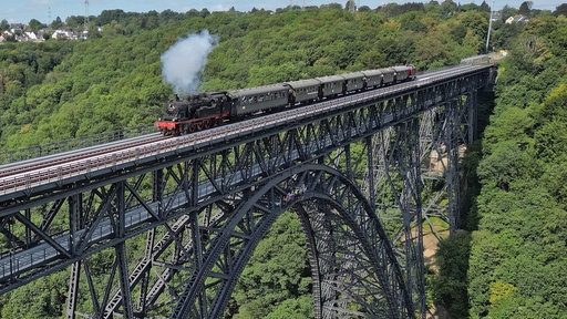 Blick auf die Müngstener Brücke mit Eisenbahn.