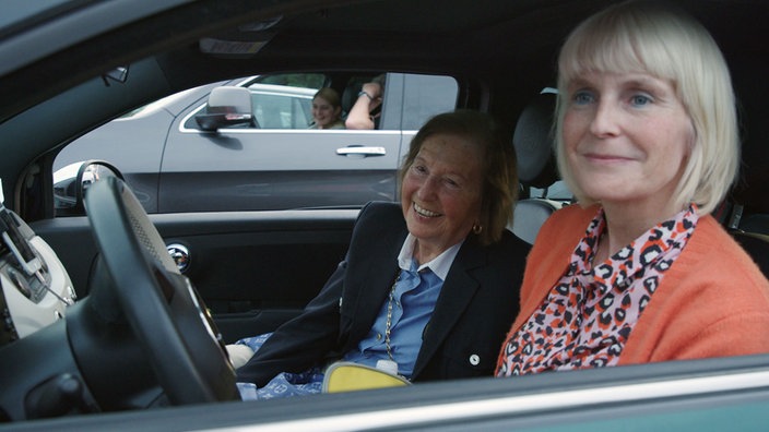 Gropßaufnahme von Mutter und Tochter im Auto am Muttertag.