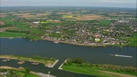 Blick aus der Luft auf den Rhein, der von grünen Ufern gesäumt ist