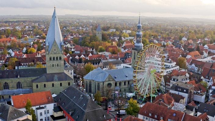 Luftaufnahme vom Soester Altstatdtbereich, in der Mitte neben einer Kirche ein Riesenrad