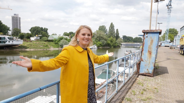 Patricia Kelly steht im Rheinauhafen an der Stelle, wo früher das Hausboot der Familie lag