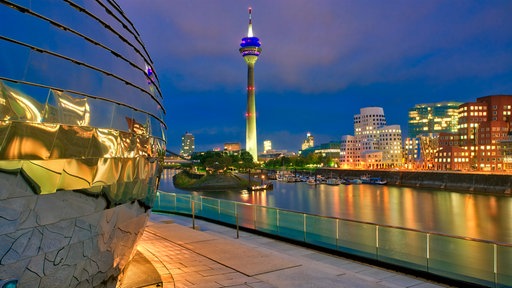 Blick abends auf den Rhein und das Panorama von Düsseldorf