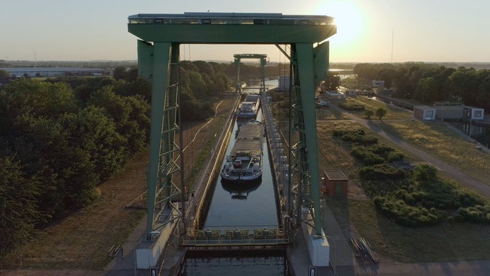 Blick auf eine Schleuse, in die gerade ein Schiff einfährt