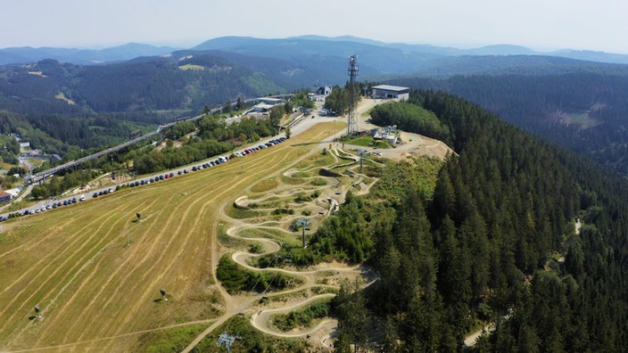 Luftaufnahme einer Radstrecke auf einem Berg