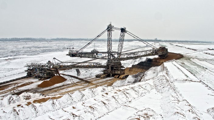 Braunkohle-Tagebau Hambach im Schnee.