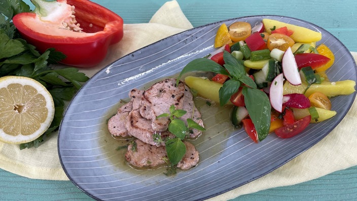 Zitronenschnitzel mit Kartoffel-Paprika-Salat