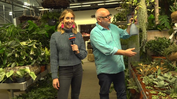 Reporterin Anke Kahle und Rüdiger Ramme aus dem Gartencenter in Lohmar.