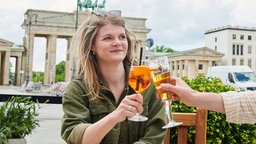 Frau trinkt Aperol