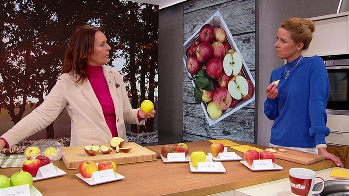 Moderatorin Miriam Lange und Ernährungsberaterin Brigitte Bäuerlein im Studio.