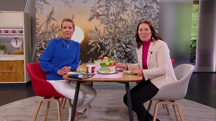 Moderatorin Miriam Lange und Ernährungsberaterin Brigitte Bäuerlein im Studio.