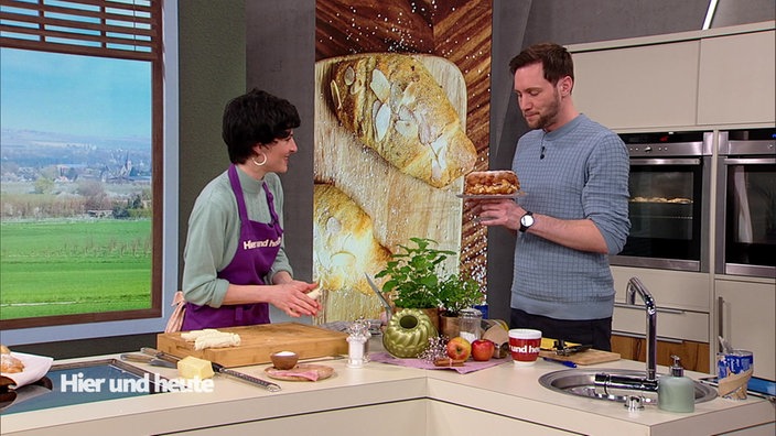 Theresa Knipschild und Sven Kroll in der Hier und heute-Küche.