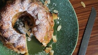 Ein Kranz in der Gugelhupfform gebacken aus Fertigcroissants mit Äpfeln.