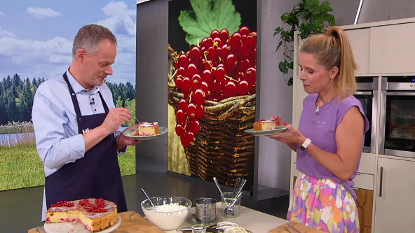 Schneller Johannisbeerkuchen wird gegessen