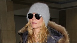 Heidi Klum trägt einen grauen Beanie