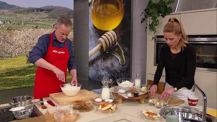 Marcel Seeger und Miriam Lange in der Küche von Hier und heute